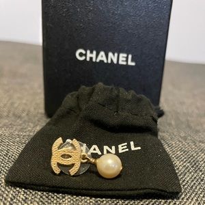 ONE Chanel gold logo earring with pearl